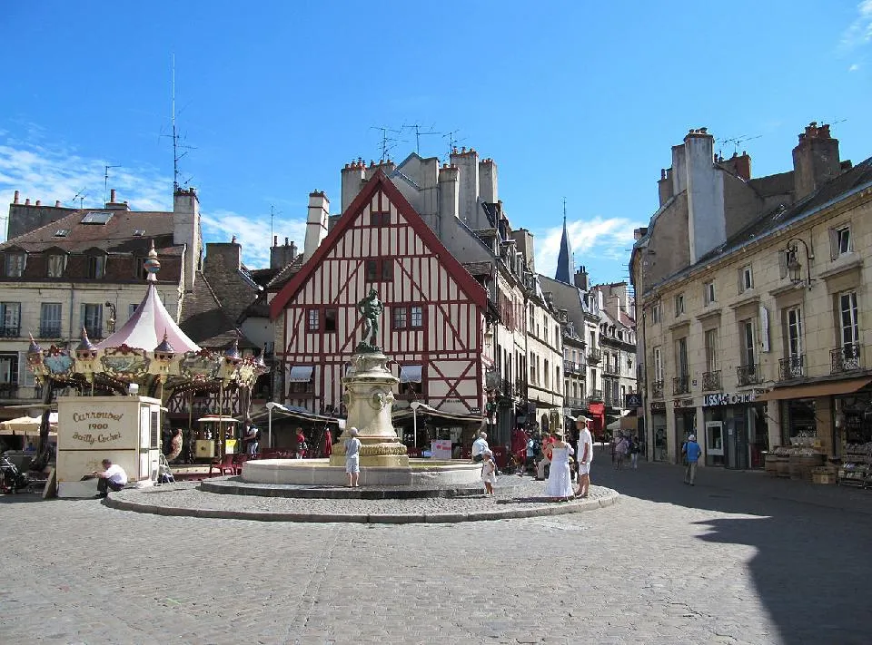 Image qui illustre: Place François-Rude