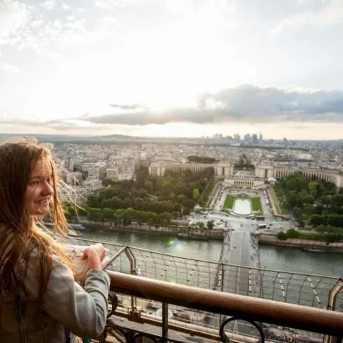 Image qui illustre: Tour Eiffel : Accès par l'ascenseur au 2ème étage avec hôte + Sommet optionnel