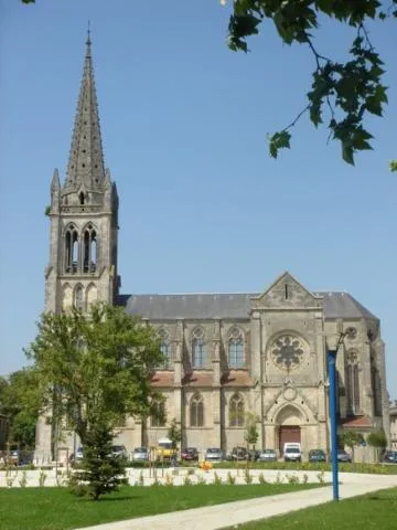 Image qui illustre: Eglise Saint-trélody De Lesparre