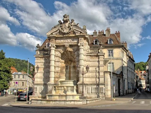 Image qui illustre: Fontaine De La Place Jean Cornet