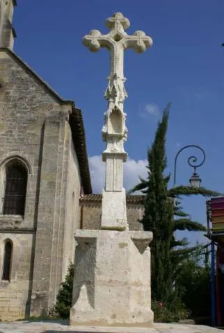 Image qui illustre: Croix du cimetière de Sadirac