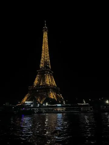 Image qui illustre: Carrousel de la Tour Eiffel
