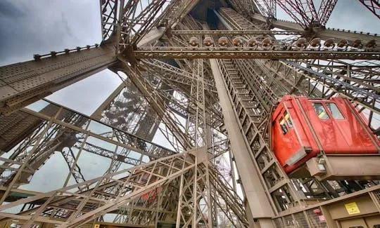 Image qui illustre: Visite guidée de la tour Eiffel par ascenseur
