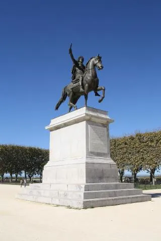 Image qui illustre: Estatua equestre Luis XIV
