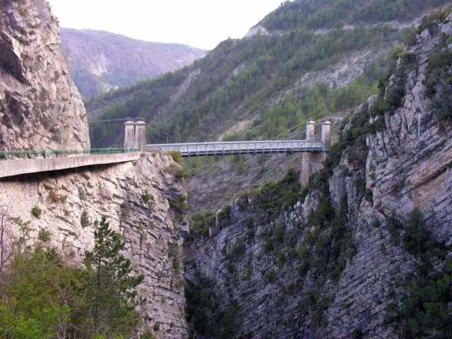 Image qui illustre: Le pont suspendu des Gorges de la Roudoule