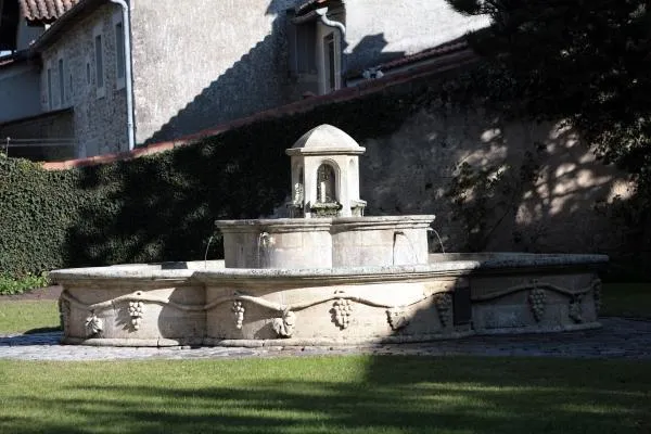 Image qui illustre: Fontaine de Saint-Selve