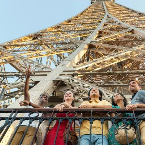 Image qui illustre: Tour Eiffel : Accès prioritaire + Paris City Bus Tour