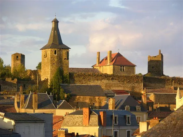 Image qui illustre: Le Vieux Château