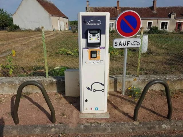 Image qui illustre: Borne de charge électrique pour voiture et vélo
