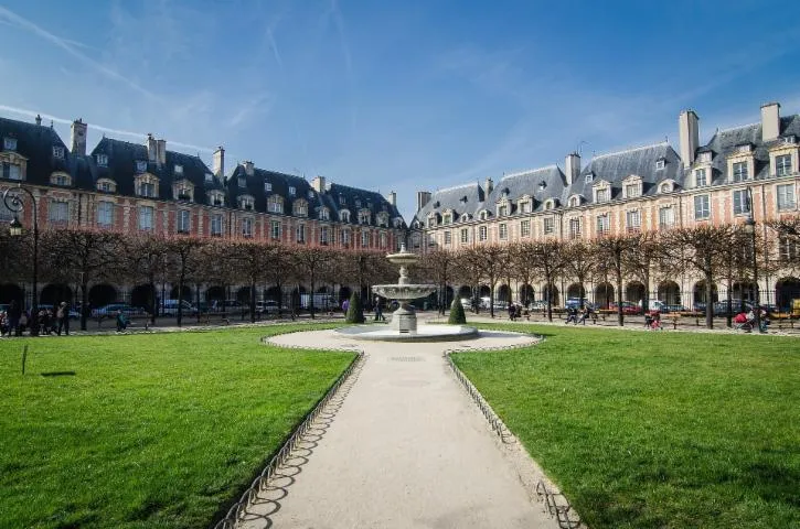Image qui illustre: Place des Vosges
