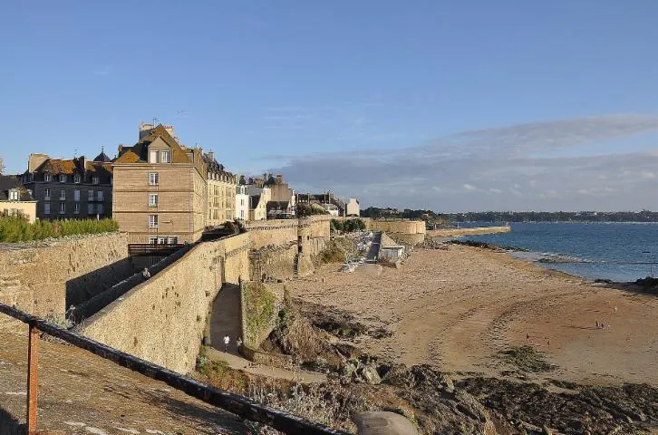 Image qui illustre: Les Remparts de Saint-Malo