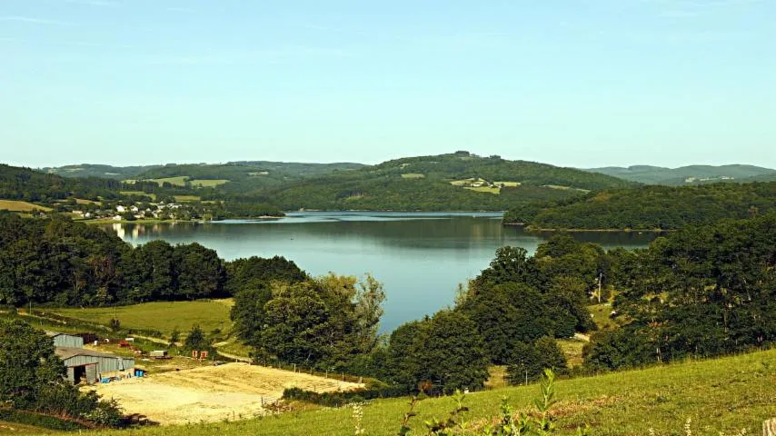 Image qui illustre: Lac De Pannecière