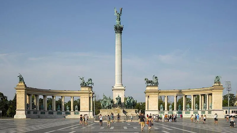 Image qui illustre: Place des Héros - Hősök tere