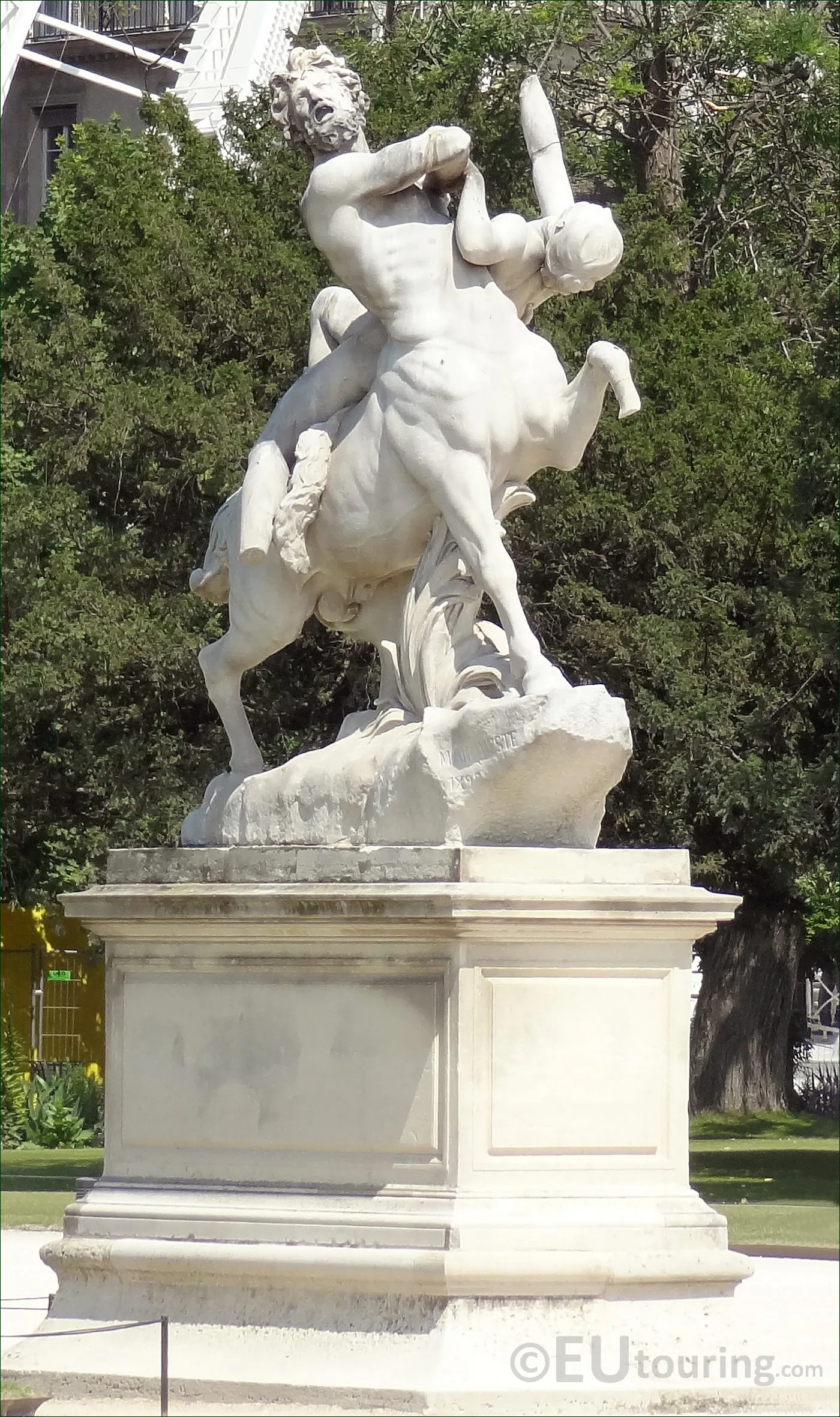 Image qui illustre: Statue Le Centaure Nessus enlevant Déjanire