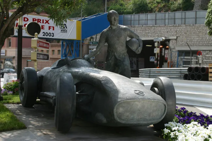 Image qui illustre: Statue de Juan Manuel Fangio