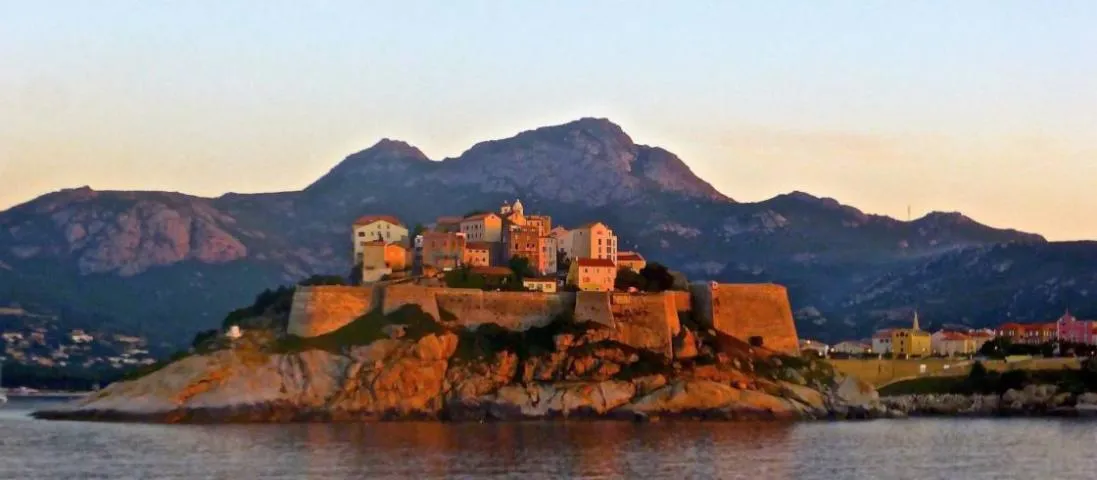 Image qui illustre: Citadelle de Calvi