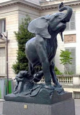 Image qui illustre: Statue Jeune Éléphant pris au piège