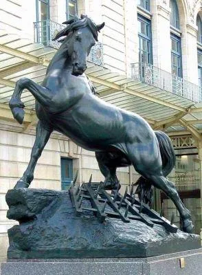 Image qui illustre: Statue Cheval à la herse