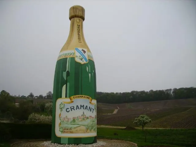 Image qui illustre: La bouteille géante de champagne