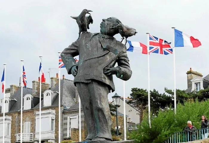 Image qui illustre: Statue d'Alfred Hitchcock