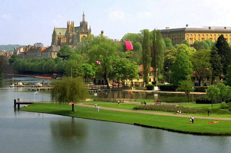 Image qui illustre: Les rives de la Moselle et le Plan d'eau à Metz