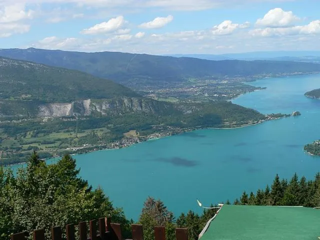 Image qui illustre: Le Col de la Forclaz par le bout du lac