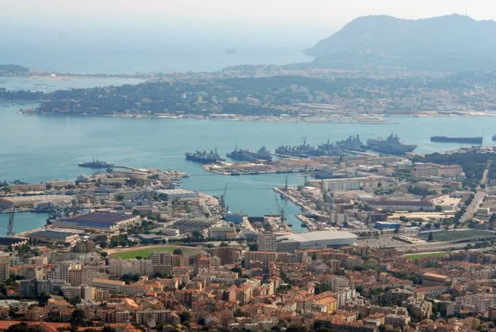 Image qui illustre: La base navale de Toulon (Arsenal)