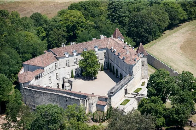 Image qui illustre: Château Royal De Cazeneuve à Préchac - 0