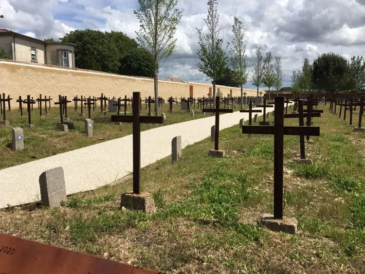 Image qui illustre: Site Mémorial du cimetière des Oubliés et la Maison du Fossoyeur à Cadillac - 1