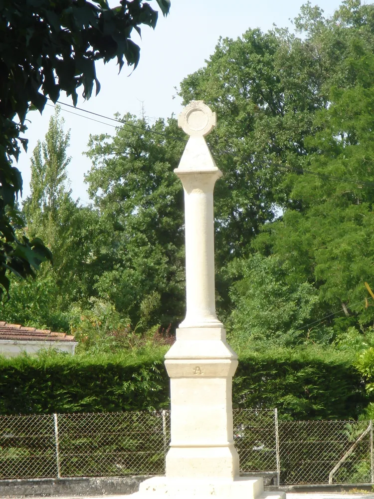 Image qui illustre: Croix de Prignac-en-Médoc à Blaignan-Prignac - 0