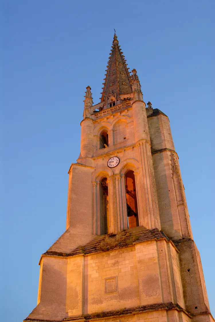 Image qui illustre: Clocher de l'église monolithe à Saint-Émilion - 0