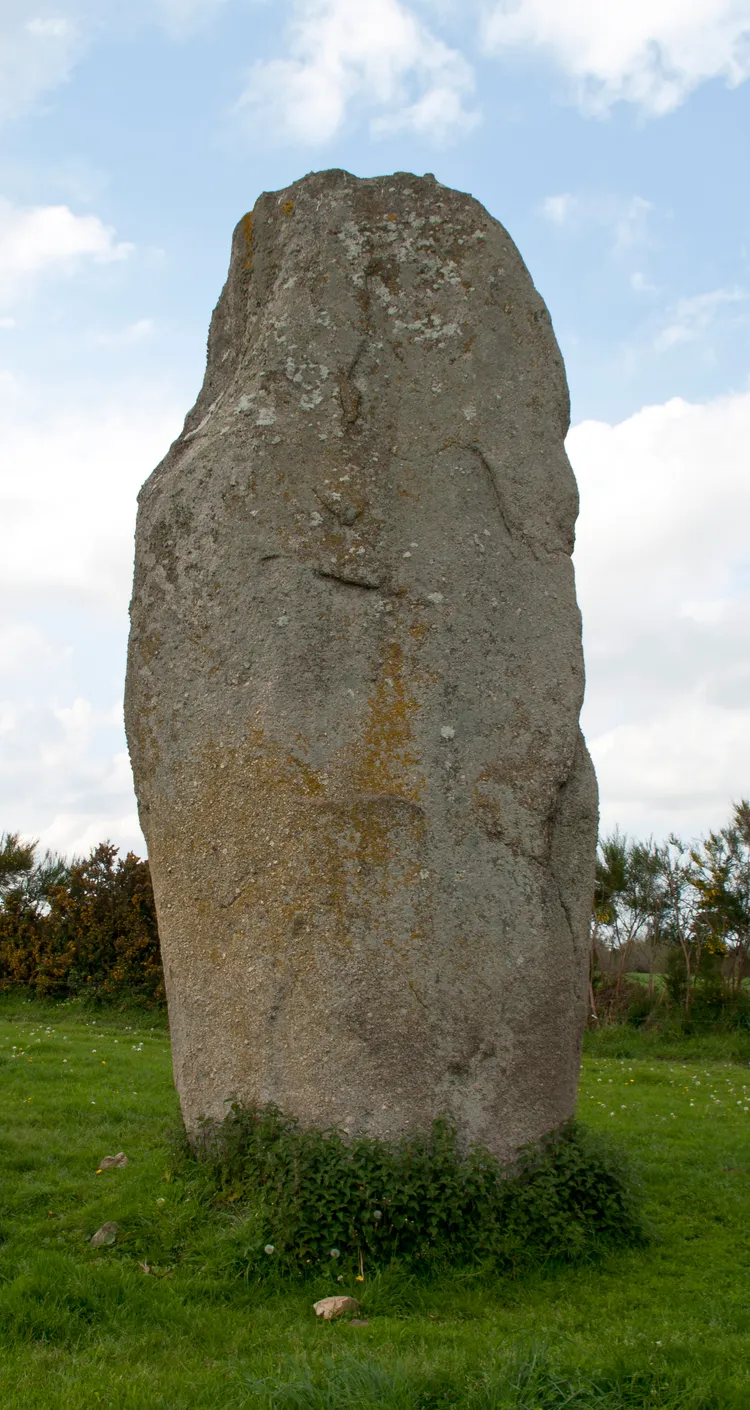 Image qui illustre: Menhir De Kerguezennec à Bégard - 0