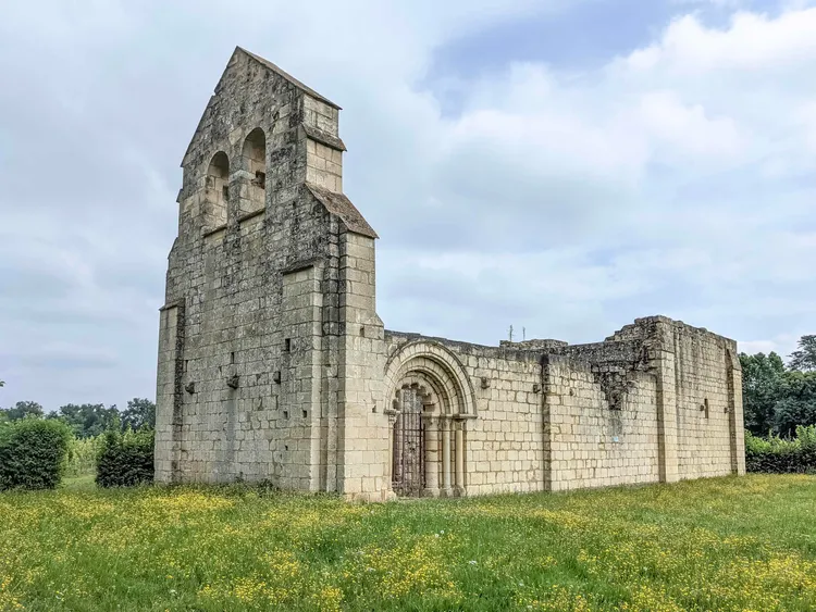 Image qui illustre: Ruines de la chapelle de Villemartin à Mouliets-et-Villemartin - 0