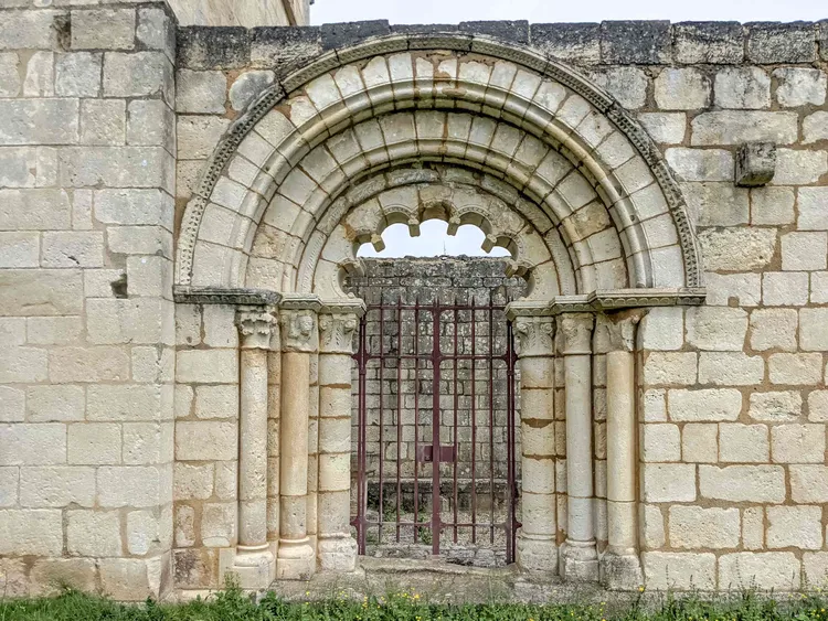 Image qui illustre: Ruines de la chapelle de Villemartin à Mouliets-et-Villemartin - 2