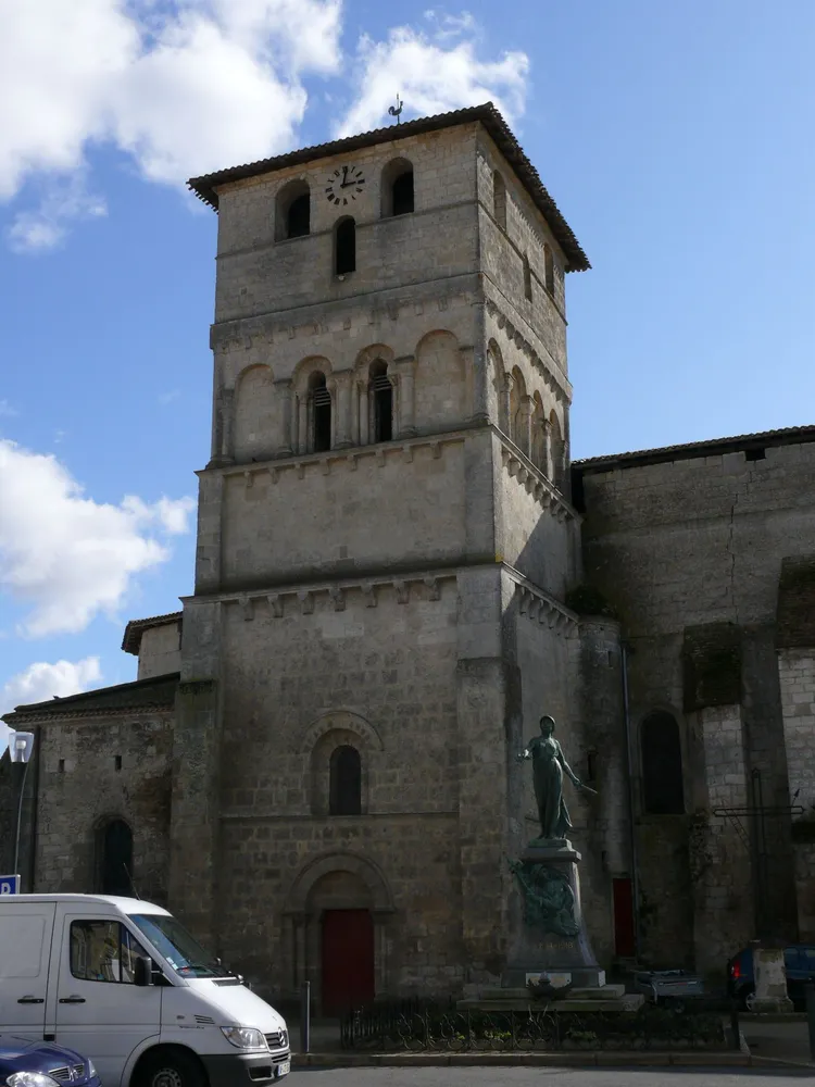 Image qui illustre: Eglise Saint-André du Nom de Dieu à Saint-André-de-Cubzac - 0