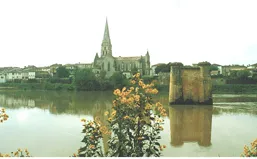 Image qui illustre: Piles de l'ancien pont métallique de Langon à Langon - 0