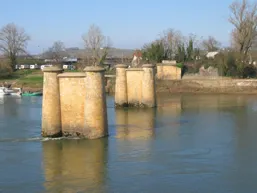 Image qui illustre: Piles de l'ancien pont métallique de Langon à Langon - 1