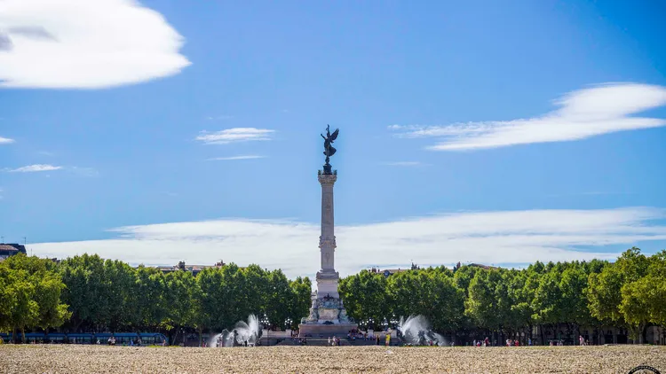Image qui illustre: Esplanade des Quinconces et le monument aux Girondins à Bordeaux - 1