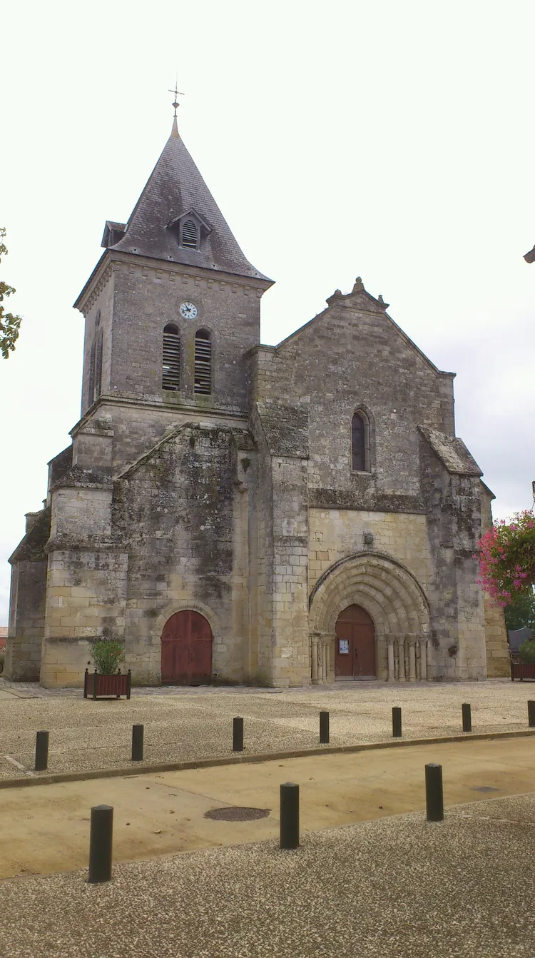Image qui illustre: Église Saint-Pierre de Villegouge à Villegouge - 0