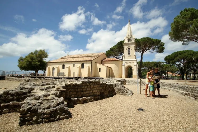 Image qui illustre: Eglise Saint-Eloi à Andernos-les-Bains - 2