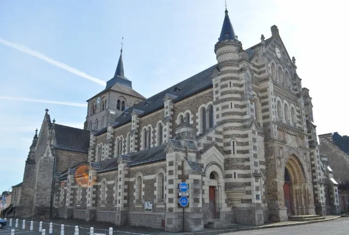 Image qui illustre: Eglise Saint Pierre De Chemillé