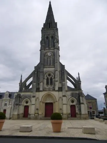 Image qui illustre: Église Saint-pierre - Bécon-les-granits