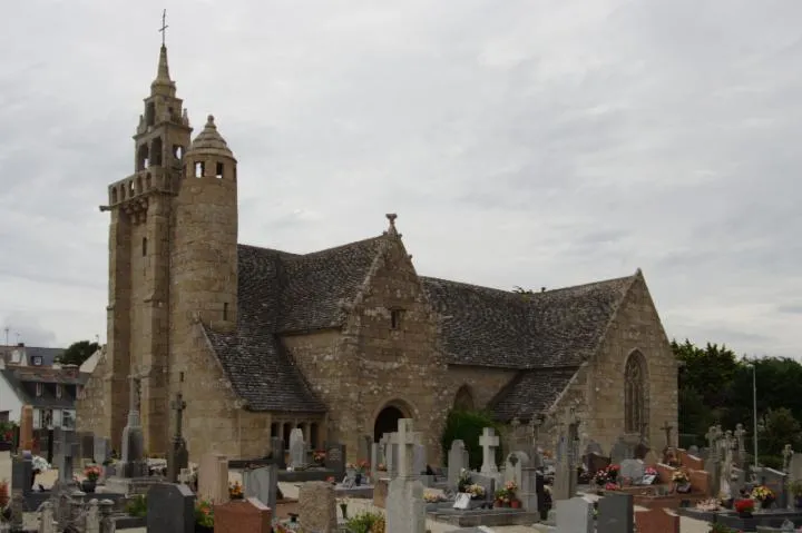 Image qui illustre: Eglise Saint-Quémeau et enclos paroissial de Trédrez-Locquémeau
