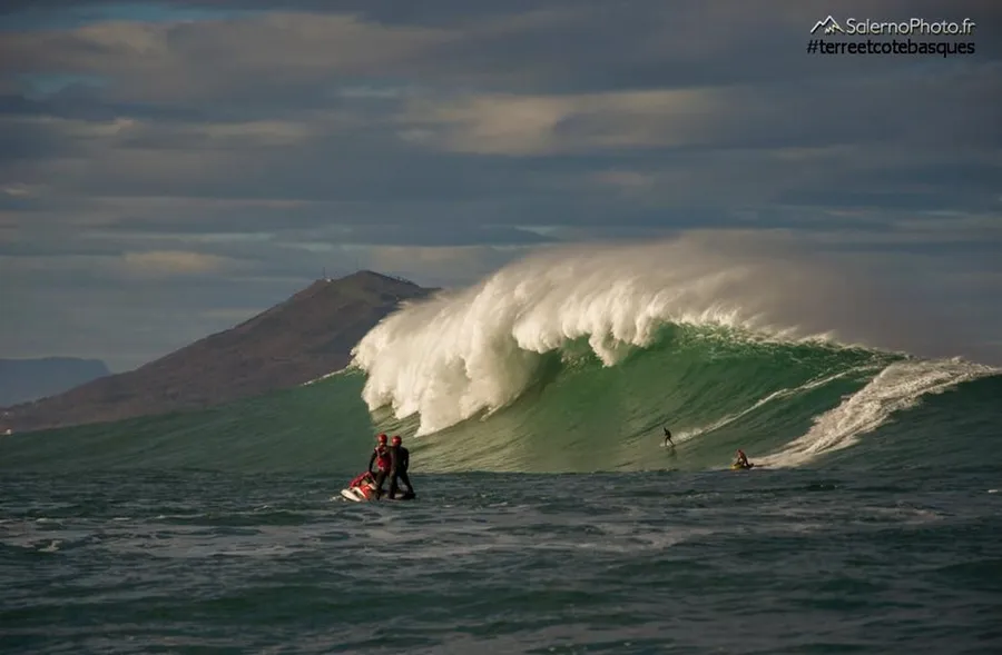 Image du carousel qui illustre: La vague géante Belharra à Urrugne