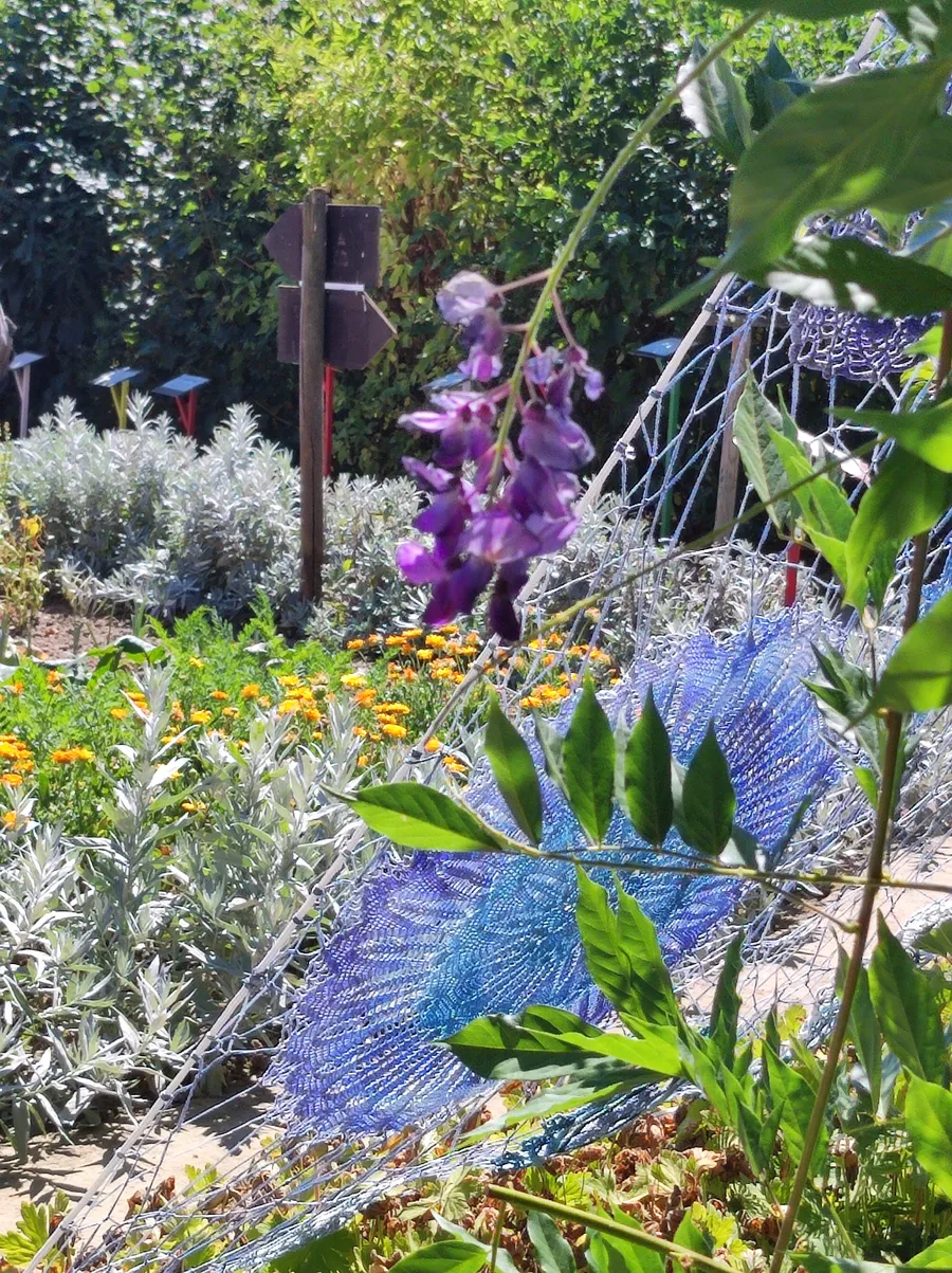 Image du carousel qui illustre: Un jardin animé à La Ferme d'antan à Plédéliac
