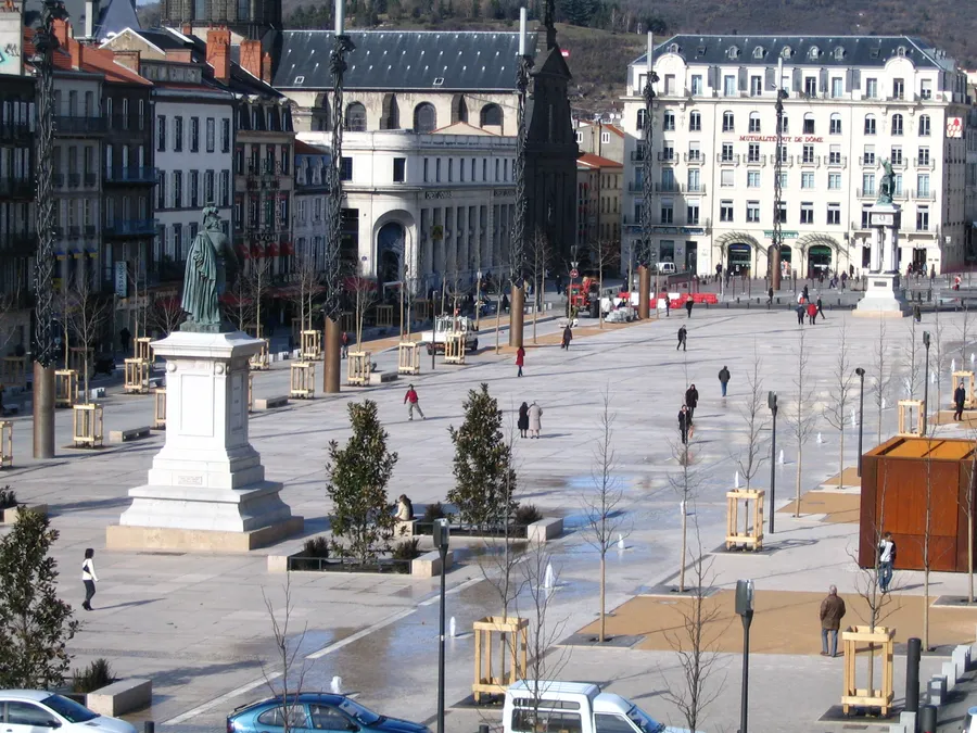 Image du carousel qui illustre: Place De Jaude à Clermont-Ferrand