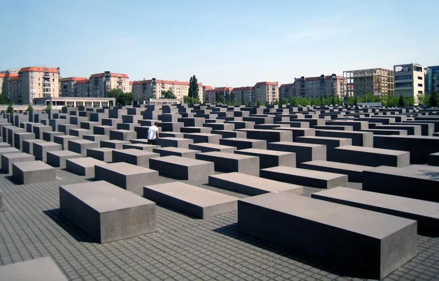 Image du carousel qui illustre: Mémorial aux juifs de assassinés d’Europe à 