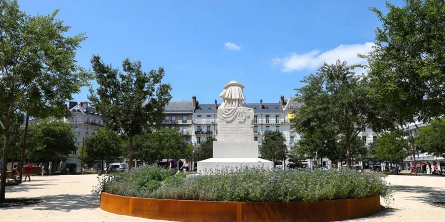 Image du carousel qui illustre: La Place Victor Hugo  à Grenoble