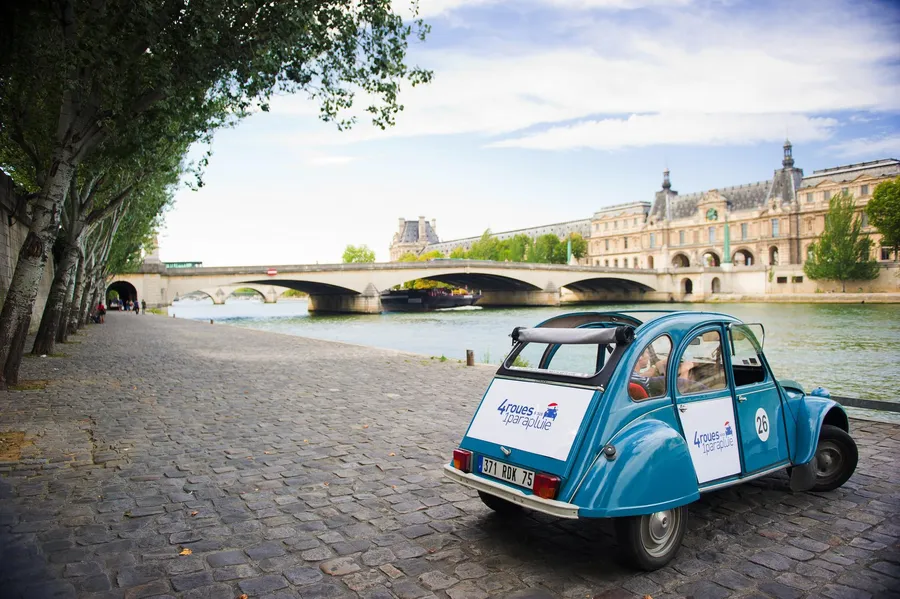 Image du carousel qui illustre: 4 roues sous 1 parapluie - Balade dans paris en 2CV à Paris
