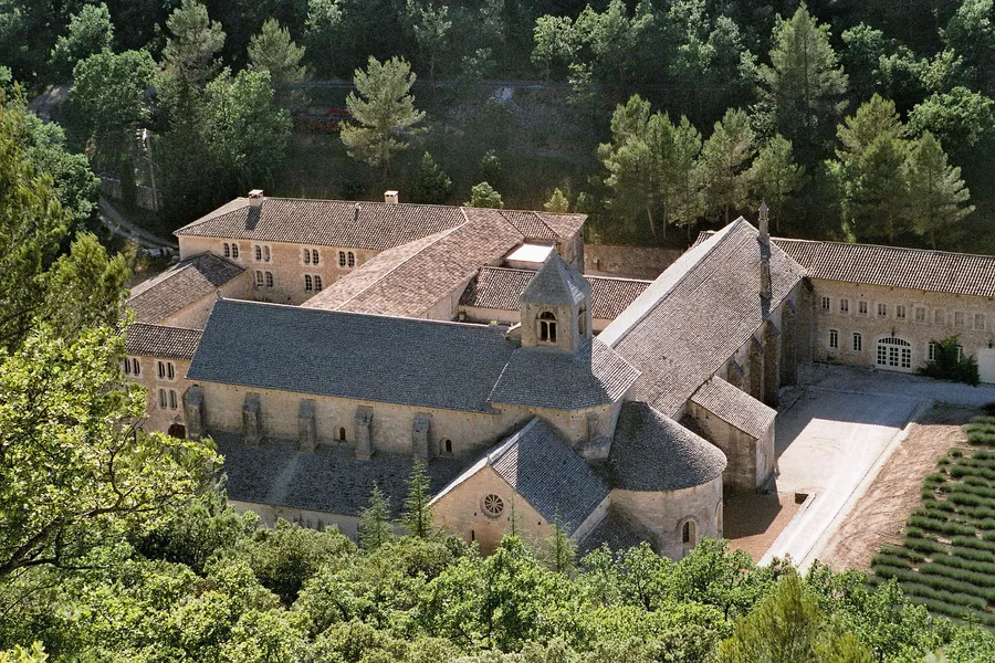 Image du carousel qui illustre: Abbaye Notre-dame De Sénanque à Gordes